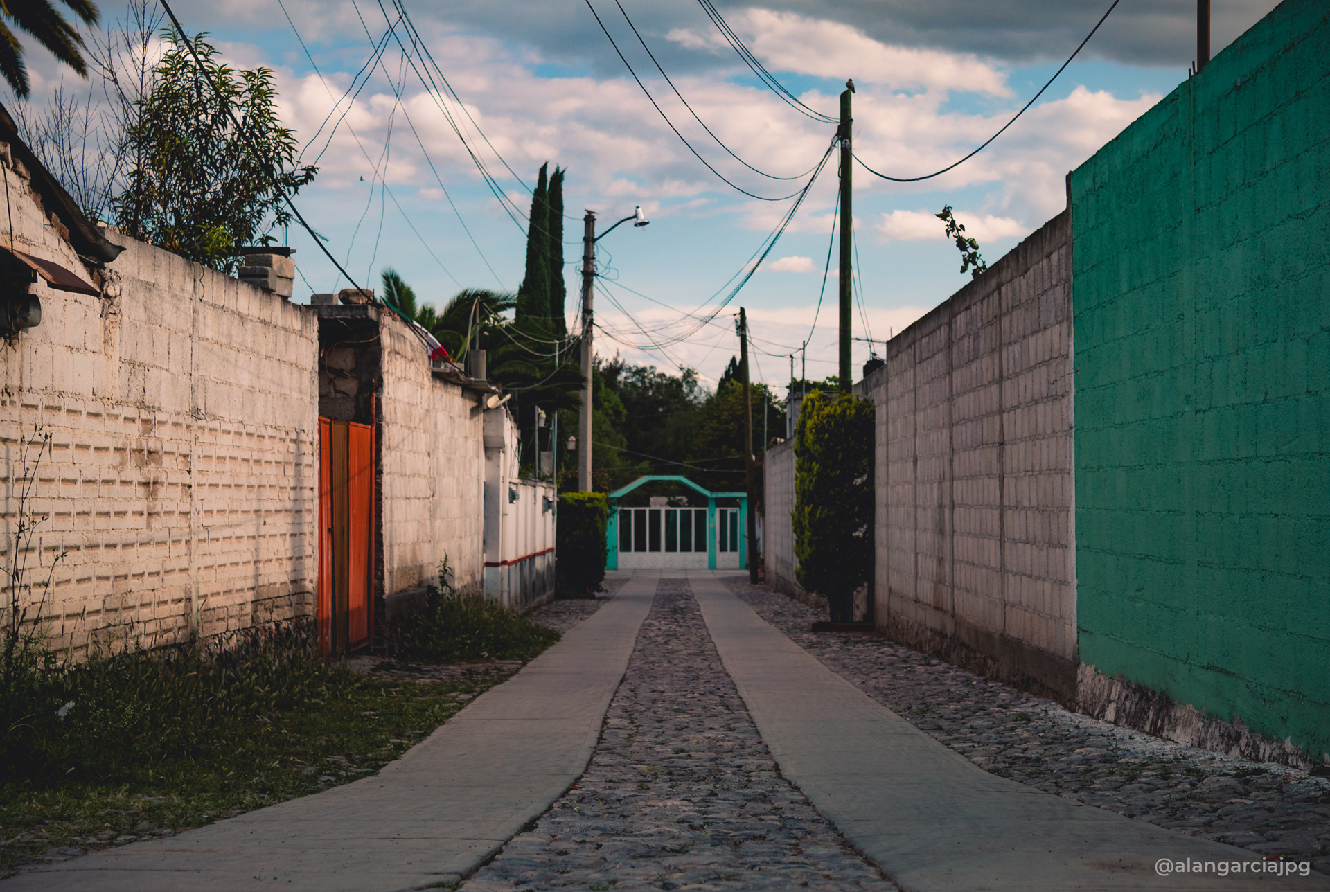Pequeño y colorido callejón en Actopan, Hidalgo.