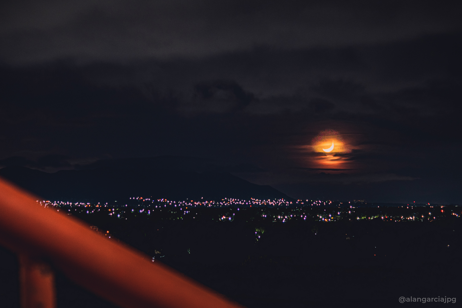 Noche de luna creciente en Actopan, Hidalgo.