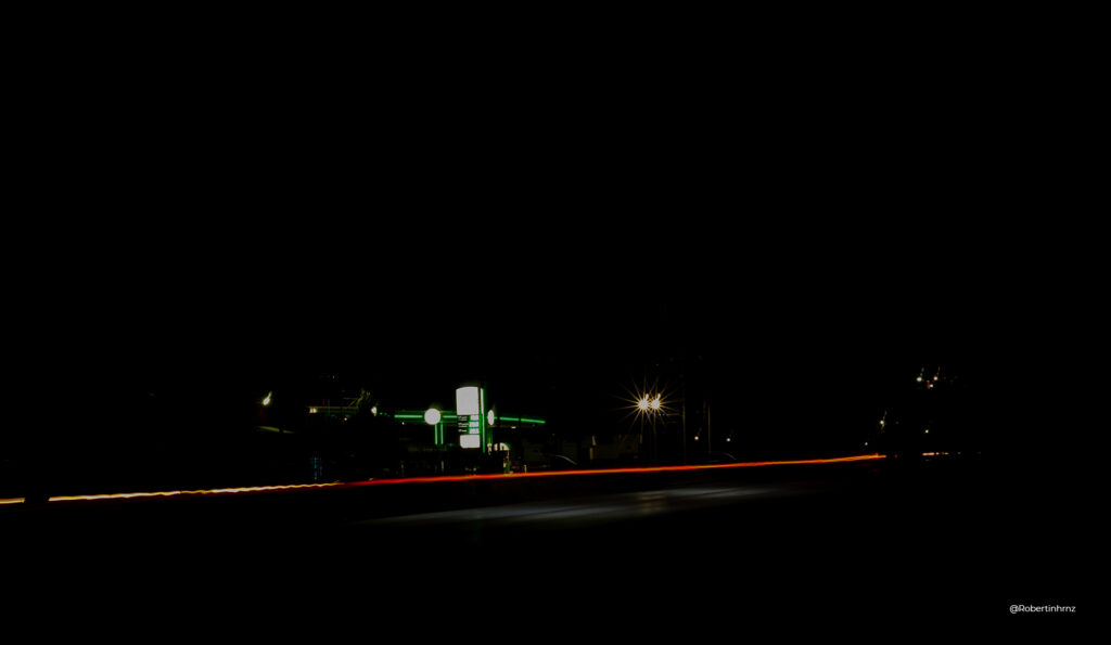 Larga exposición con juego de luces en autopista.