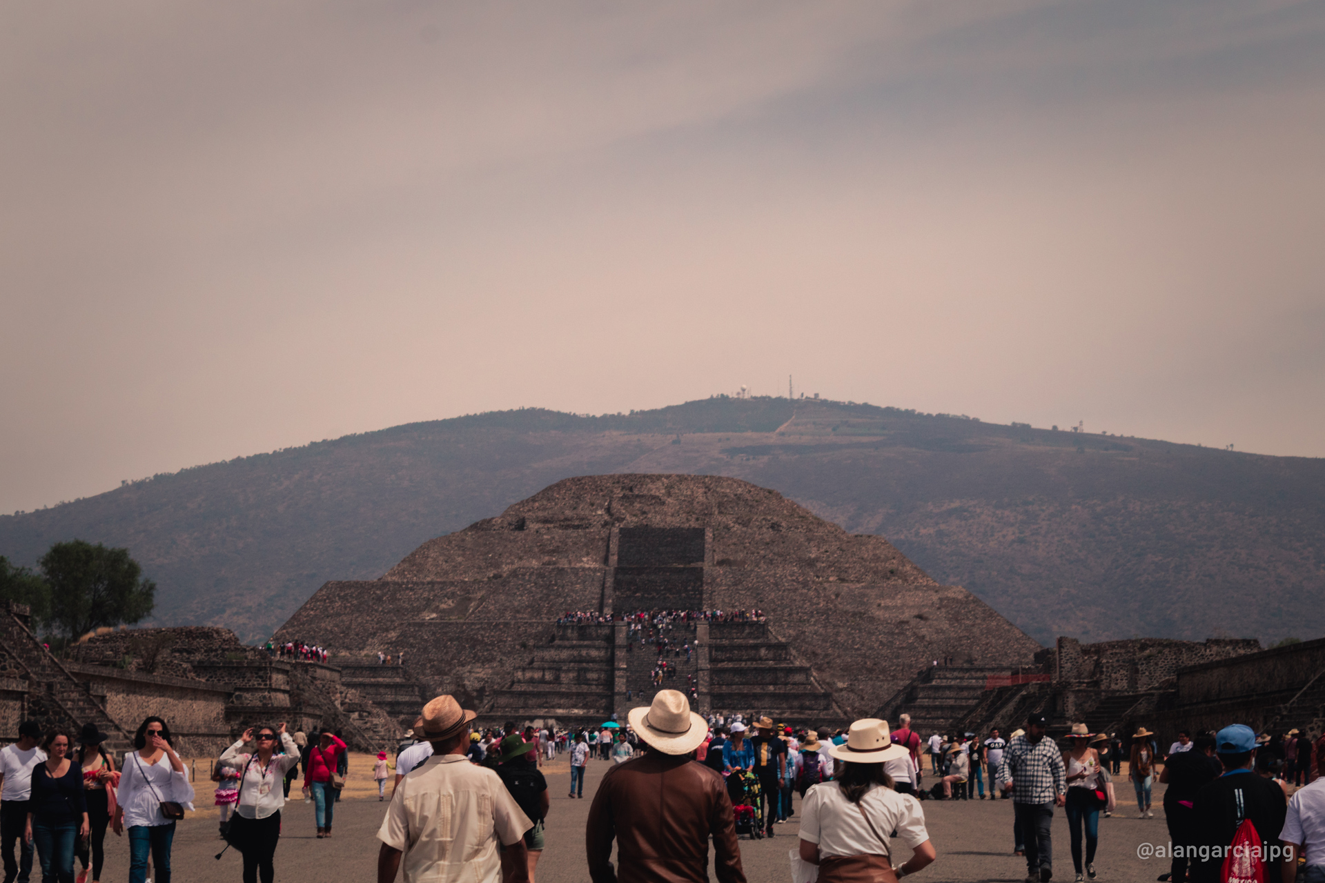 Tercia de turistas camino a la Pirámide de la Luna.