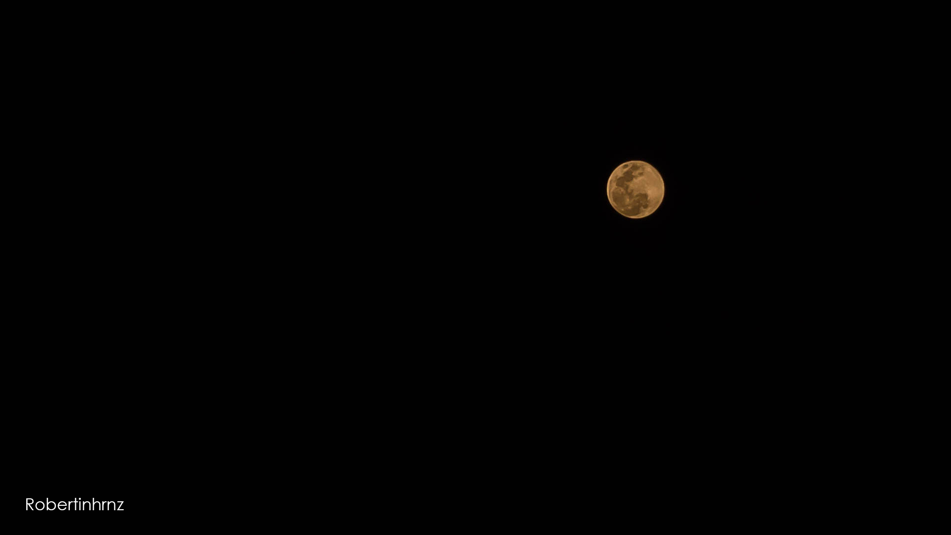 Cielo nocturno de luna llena rosada.