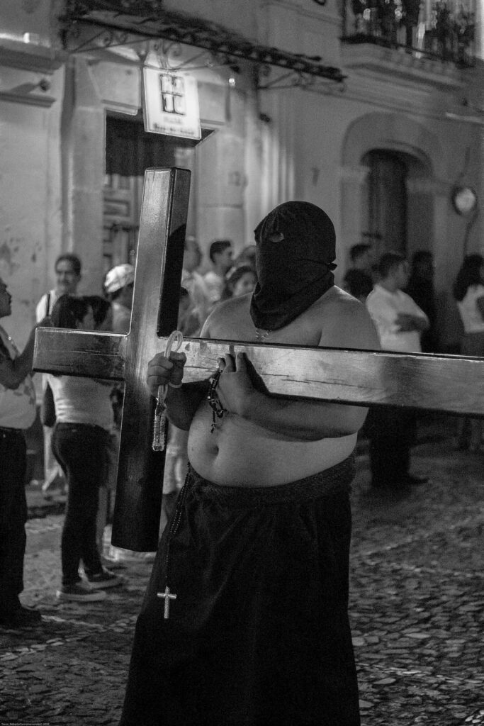 Penitente cargando una cruz durante procesión, Taxco de Alarcón.