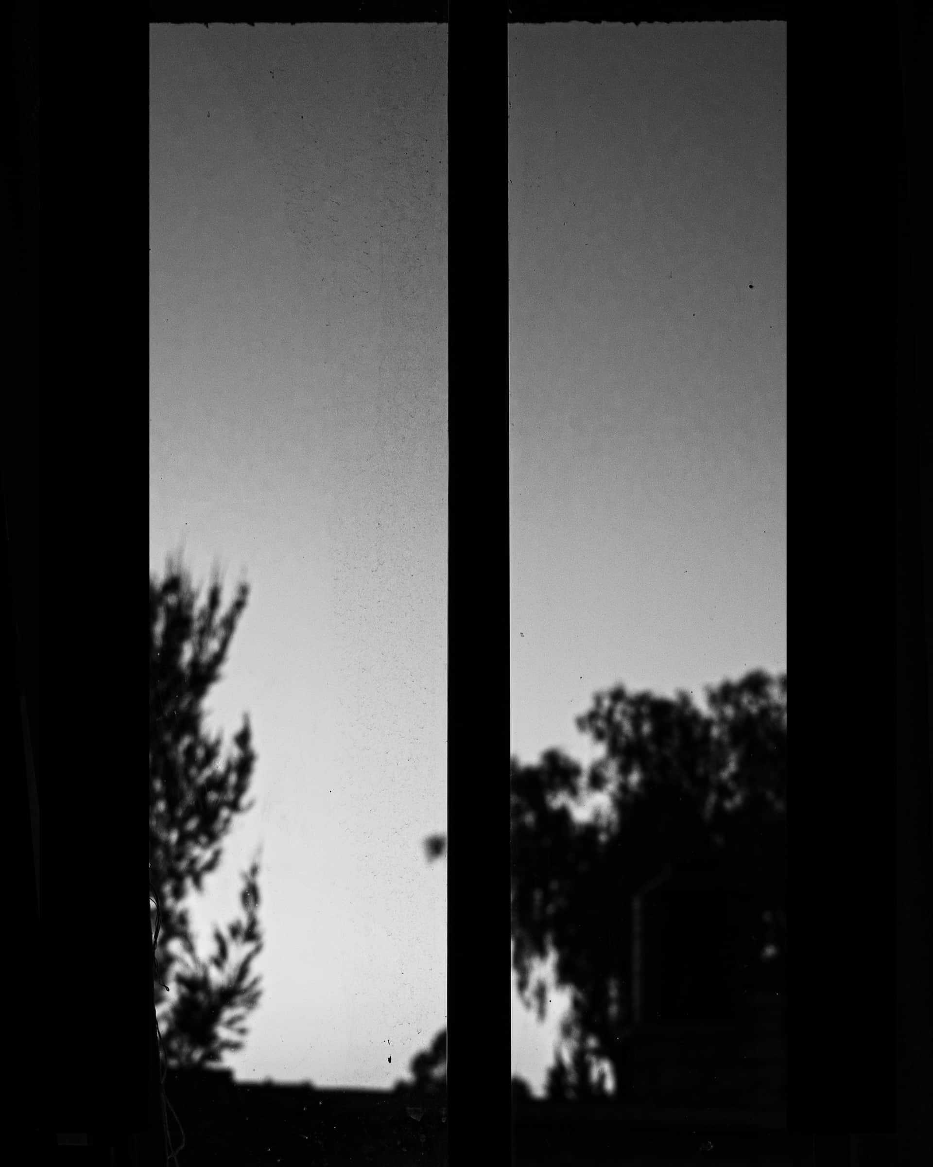 Fotografía misteriosa de una simple ventana.