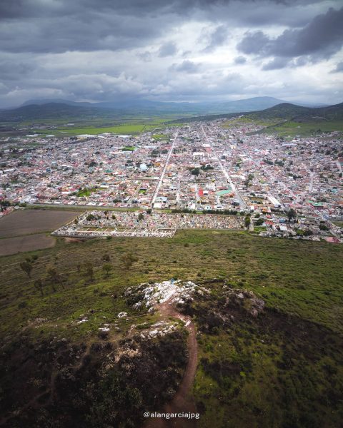 Apan, Hidalgo con vista desde lo alto. Abajo, yace la punta del Cerro de San Pedro con su cruz. Apan, Hidalgo con vista desde lo alto. Abajo, yace la punta del Cerro de San Pedro con su cruz.