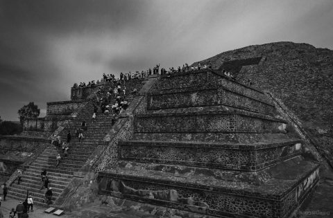 Pirámide de la Luna en Teotihuacán, México. Pirámide de la Luna en Teotihuacán, México.